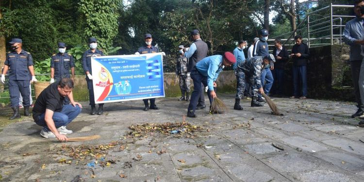 संविधान दिवसको अवसरमा धुलिखेलको गौखुरेश्वर मन्दिर परिसरमा सरसफाइ तथा वृक्षारोपण