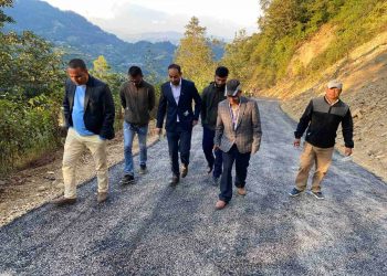 पार्थली सल्लाफेद कालोपत्रेको निरीक्षणमा अध्यक्ष अधिकारी