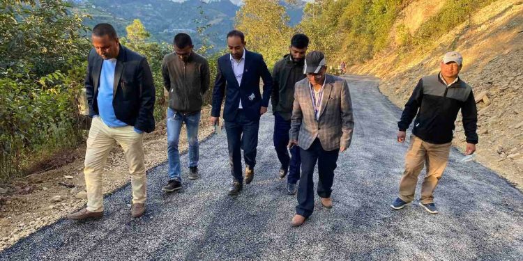 पार्थली सल्लाफेद कालोपत्रेको निरीक्षणमा अध्यक्ष अधिकारी