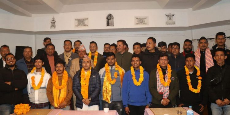 धुलिखेल एमाले नगर कमिटी सदस्य ब्याञ्जु सहित दर्जन युवाहरु नेपाली कांग्रेसमा प्रवेश