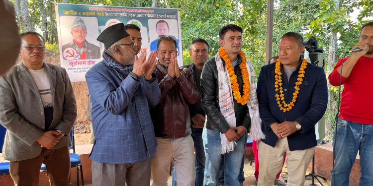 धुलिखेल १० स्थित बतासेमा नेकपा एमालेका दर्जनौ क्रियशिल युवाहरु नेपाली कांग्रेसमा प्रवेश