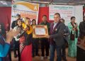 रोशीको उत्कृष्ट बालशिक्षा शिक्षकको अवार्ड अनिता लामालाई