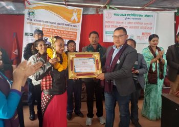 रोशीको उत्कृष्ट बालशिक्षा शिक्षकको अवार्ड अनिता लामालाई