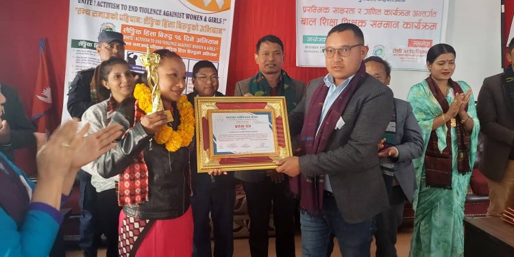 रोशीको उत्कृष्ट बालशिक्षा शिक्षकको अवार्ड अनिता लामालाई