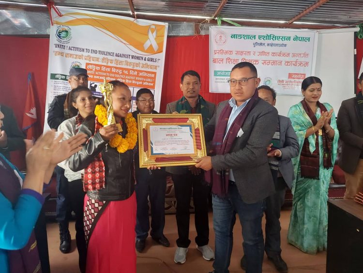 रोशीको उत्कृष्ट बालशिक्षा शिक्षकको अवार्ड अनिता लामालाई