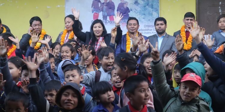 उर्मती एशोसियसनद्वारा तेमालका विद्यार्थीलाई न्यानो कपडा वितरण