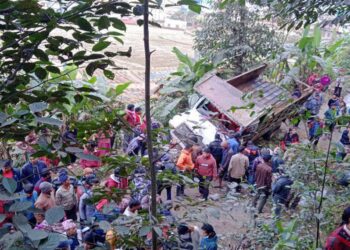 मण्डनदेउपुरको मानेभिरमा टिपर दुर्घटना