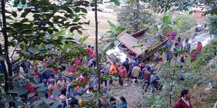 मण्डनदेउपुरको मानेभिरमा टिपर दुर्घटना