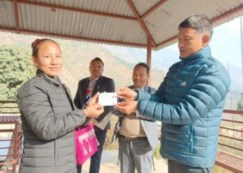 रोशीमा गरिब परिवारलाई परिचयपत्र वितरण सुरु,हालसम्म २३ जनालाई वितरण