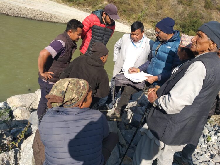 वडाको पूर्वाधार निर्माणको निरिक्षणमा व्यस्त वडा अध्यक्ष बिष्णु बहादुर तामाङ