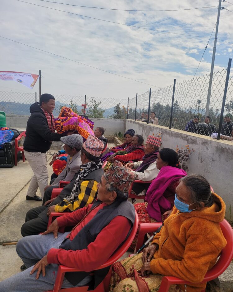 सीमलचौर स्यामपाटीका जेष्ठ नागरीकहरुलाई न्यानो कपडा वितरण