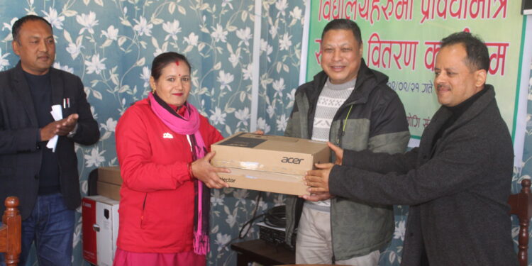 पाँचखालका विद्यालयहरुमा प्रविधिमैत्री सामग्री हस्तान्तरण