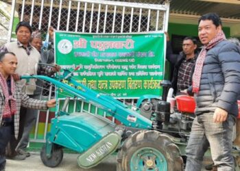 उपाध्यक्ष दलमान थोकरद्वारा कृषकलाई कृषि सामाग्री वितरण