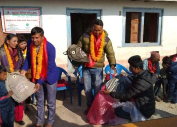 वडाध्यक्ष तिमल्सिनाबाट च्याम्राङवेसीमा विद्यार्थिहरुलाई झोला वितरण