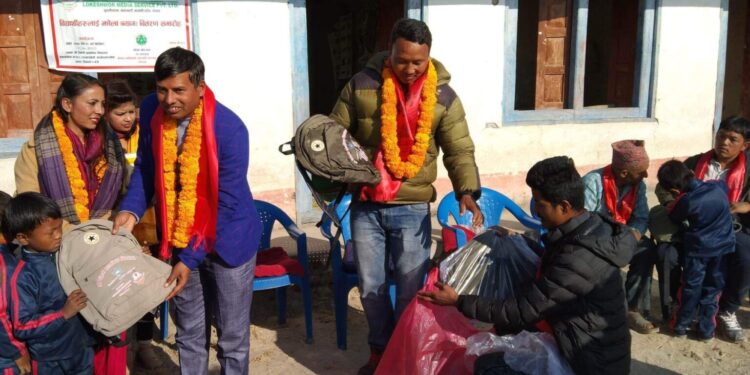 वडाध्यक्ष तिमल्सिनाबाट च्याम्राङवेसीमा विद्यार्थिहरुलाई झोला वितरण