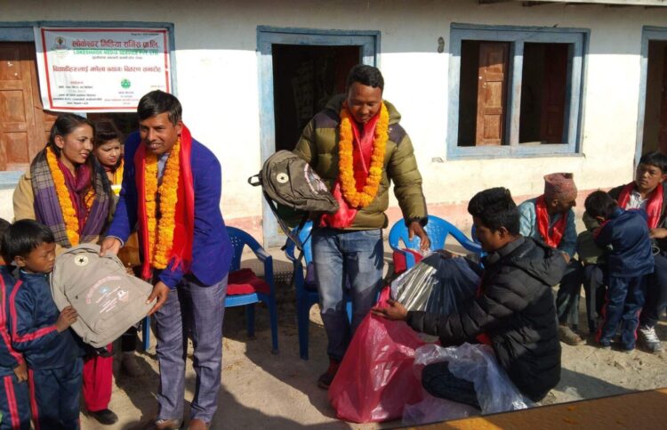 वडाध्यक्ष तिमल्सिनाबाट च्याम्राङवेसीमा विद्यार्थिहरुलाई झोला वितरण