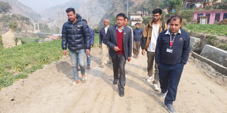 चौकी डाँडा खहरेपाँगु सडकको गाउँपालिका अध्यक्ष दिनेश लामाद्धारा अनुगमनः अबको २ महिनाभित्र कालोपत्रे हुने