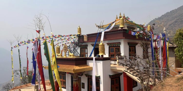 टेकानपुरमा निर्मित गुम्बाको समुदघाटनका लागि मन्त्री नारायणकाजी श्रेष्ठ तेमाल आउनुहुदै