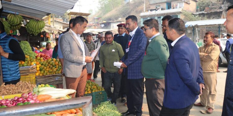 भुम्लु गाउँपालिकाका उपाध्यक्ष तामाङको टोलीद्वारा बजार अनुगमन