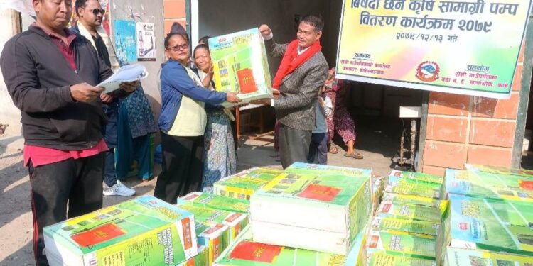 रोशी ८ का कृषकहरुलाई विषादी छर्ने कृषि सामग्री पम्प वितरण