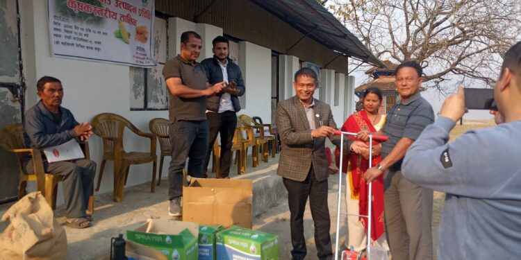 रोशीका कृषकहरुलाई उन्नत मकै बीऊ उत्पादन प्रविधि तालिम सँगै प्रविधि वितरण