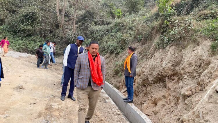 सांसद तीर्थ लामाद्धारा अरनिको राजमार्ग देखि रबि दोभान सडकको स्थलगत अवलोकन