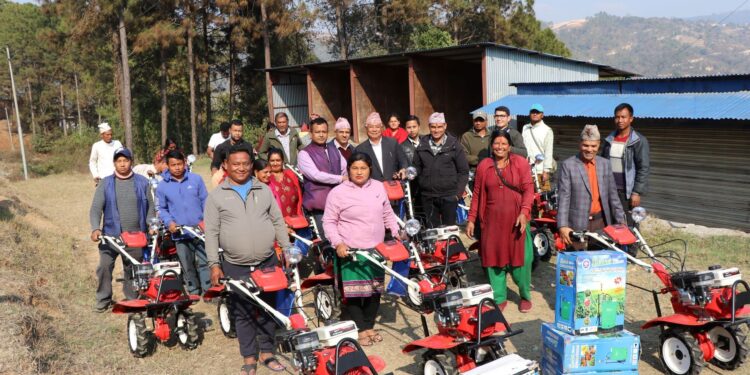 नमोबुद्धका विभिन्न वडाका ६ वटा कृषि सहकारी र समुहलाई कृषि उपकरण वितरण