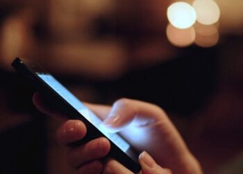 बालबालिकाका लागि मोबाइल छाड्नै नसक्ने लत बन्दै