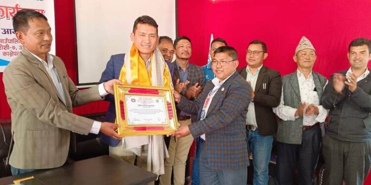 रोशीद्वारा सामुदायिक विद्यालय व्यवस्थापन समिति महासङ्घ नेपालका नव निर्वाचित अध्यक्ष मुक्तानलाई सम्मान तथा बधाई