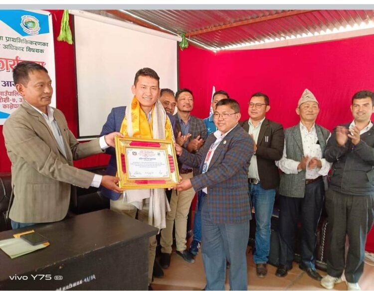 रोशीद्वारा सामुदायिक विद्यालय व्यवस्थापन समिति महासङ्घ नेपालका नव निर्वाचित अध्यक्ष मुक्तानलाई सम्मान तथा बधाई