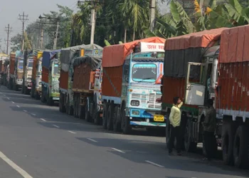 काभ्रेमा भारमापनको विरोध गर्दै व्यवसायीले ठप्प पारे मालवाहक ढुवानी