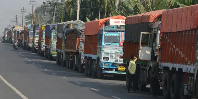 काभ्रेमा भारमापनको विरोध गर्दै व्यवसायीले ठप्प पारे मालवाहक ढुवानी