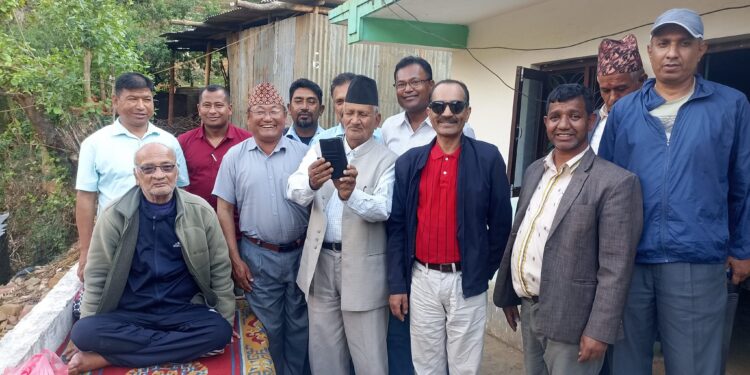 नेता एवं पूर्व राज्यमन्त्री उप्रेतीलाई आर्थिक सहयोग