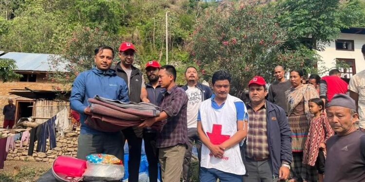 बिपदमा परेका माईला लामालाई रेडक्रसको सहयोग