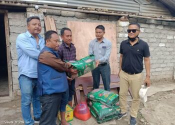 बाढी पिडित लामालाई रोशी गाउँपालिको सहयोग