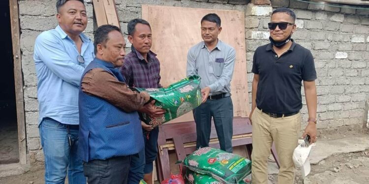 बाढी पिडित लामालाई रोशी गाउँपालिको सहयोग