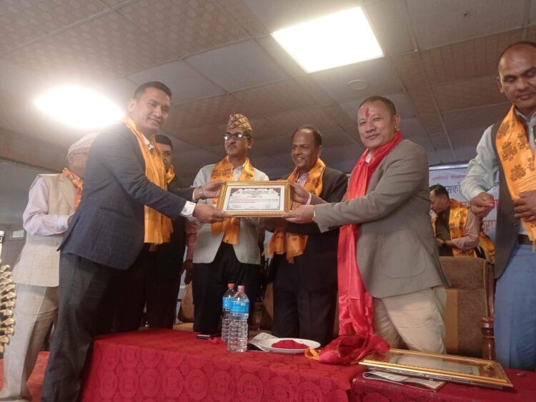 स्थापना दिवसमा नेपाल शिक्षक संघ काभ्रेले गर्यो सम्मान