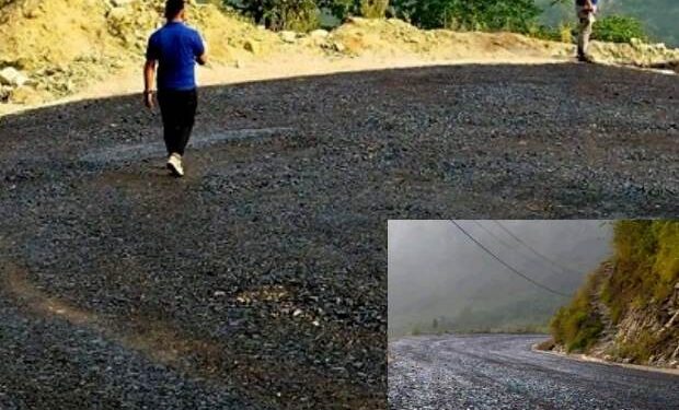 महाभारत गाउँपालिकाको तिनखुट्टे–देवीटार सडक खण्डमा पिचको काम शुरु