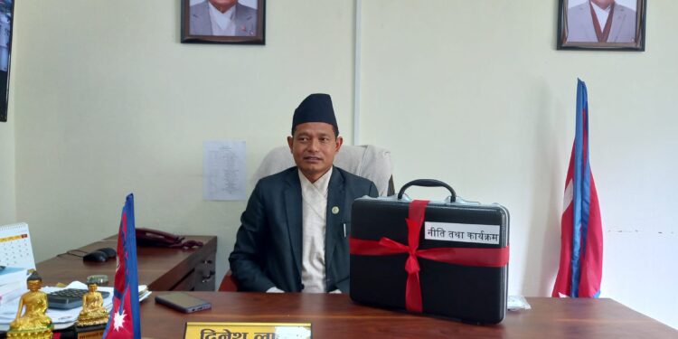 रोशीको गाउँ सभाको तेह्रौ अधिवेशनमा ७४ करोड २७ लाख ६० हजार वार्षिक बजेट प्रस्तुत