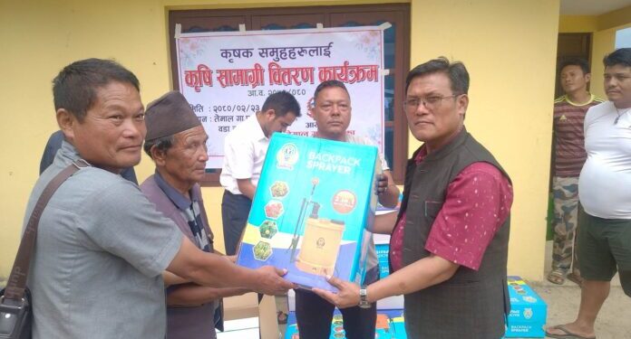 शतप्रतिशत अनुदानमा तेमालका कृषक समूहलाई कृषि सामाग्री तथा विषादी वितरण