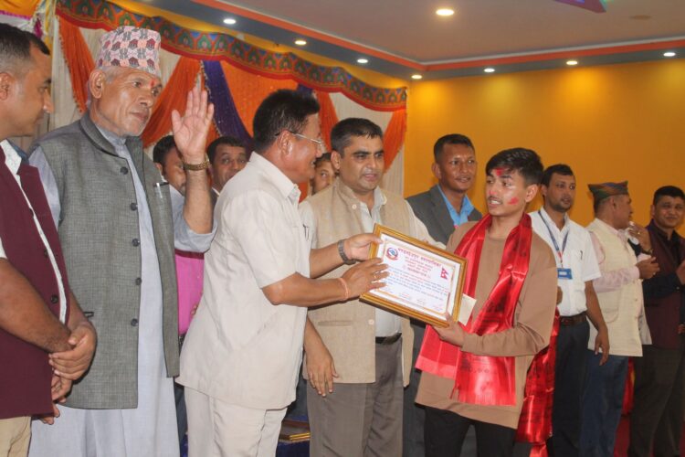 मण्डनदेउपुरमा एसईई सहित विभिन्न तहमा उत्कृष्टता हासिल गर्ने विद्यार्थी र विद्यालय सम्मानित