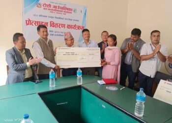 SEE उत्कृष्ट नतिजा हासिल गर्ने ३ विद्यार्थीलाई रोशीले ग¥यो नगद सहित सम्मान