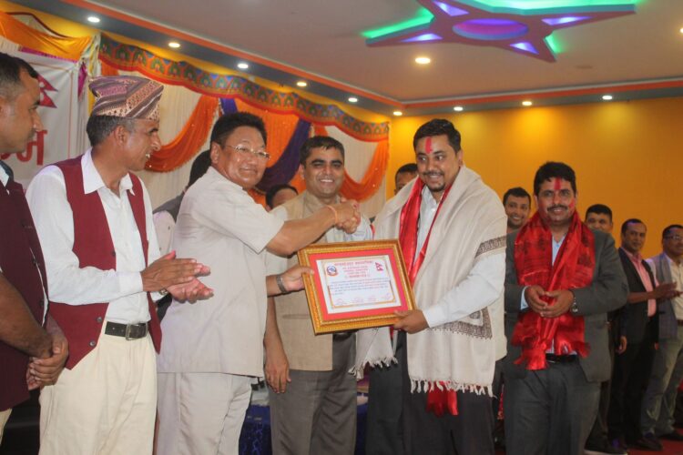 मण्डनदेउपुरमा एसईई सहित विभिन्न तहमा उत्कृष्टता हासिल गर्ने विद्यार्थी र विद्यालय सम्मानित