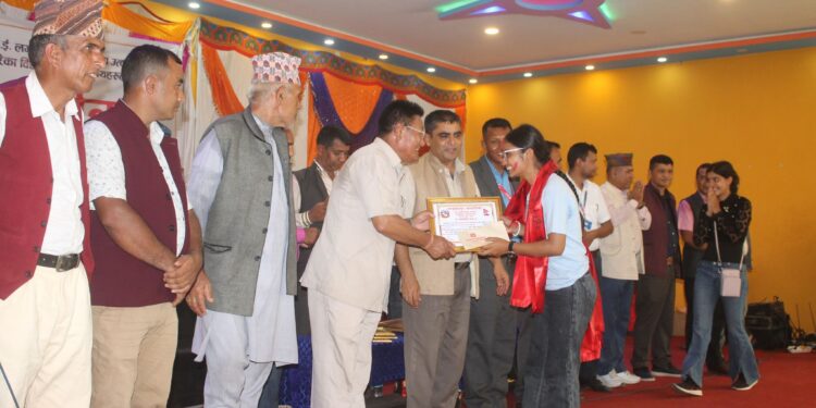 मण्डनदेउपुरमा एसईई सहित विभिन्न तहमा उत्कृष्टता हासिल गर्ने विद्यार्थी र विद्यालय सम्मानित