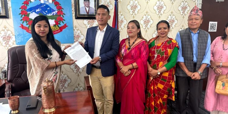 सामुदायिक विद्यालय व्यवस्थापन समिति महासंघ नेपालले काठमाडौ महानगरपालिकालाई ज्ञापनपत्र बुझायो ।