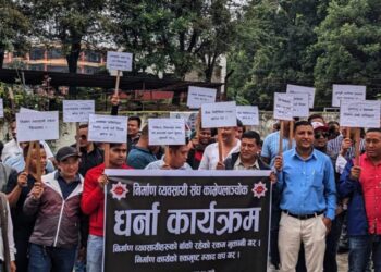 जिल्ला प्रसासन कार्यालय काभ्रेमा निर्माण व्यवसायीहरु धर्नामा