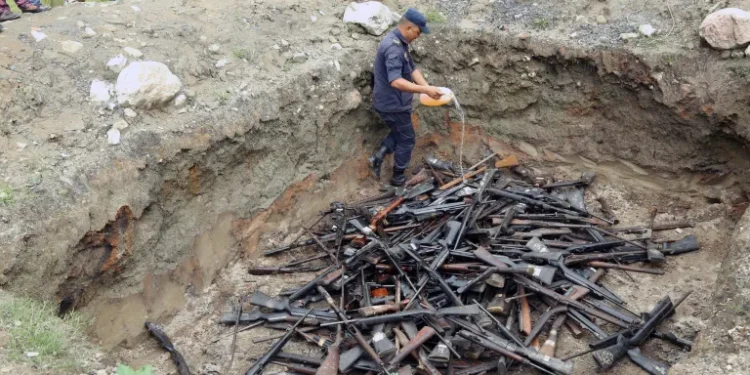 देशका विभिन्न भागबाट बरामद गरिएका ८ हजार ८९६ थान हतियार नष्ट