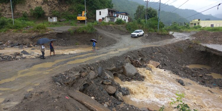बिपी राजमार्गमा हेभी इक्युपमेन्ट तयारी अवस्थामा