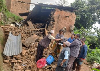 बर्षाले घर भत्किएकालाई रेडक्रसको सहयोग, नगर प्रमुखले आश्रय दिने