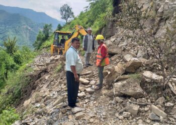 अबरुद्ध सडक खुलाउन डोजर सहित पुगे वडा अध्यक्ष सडकमा